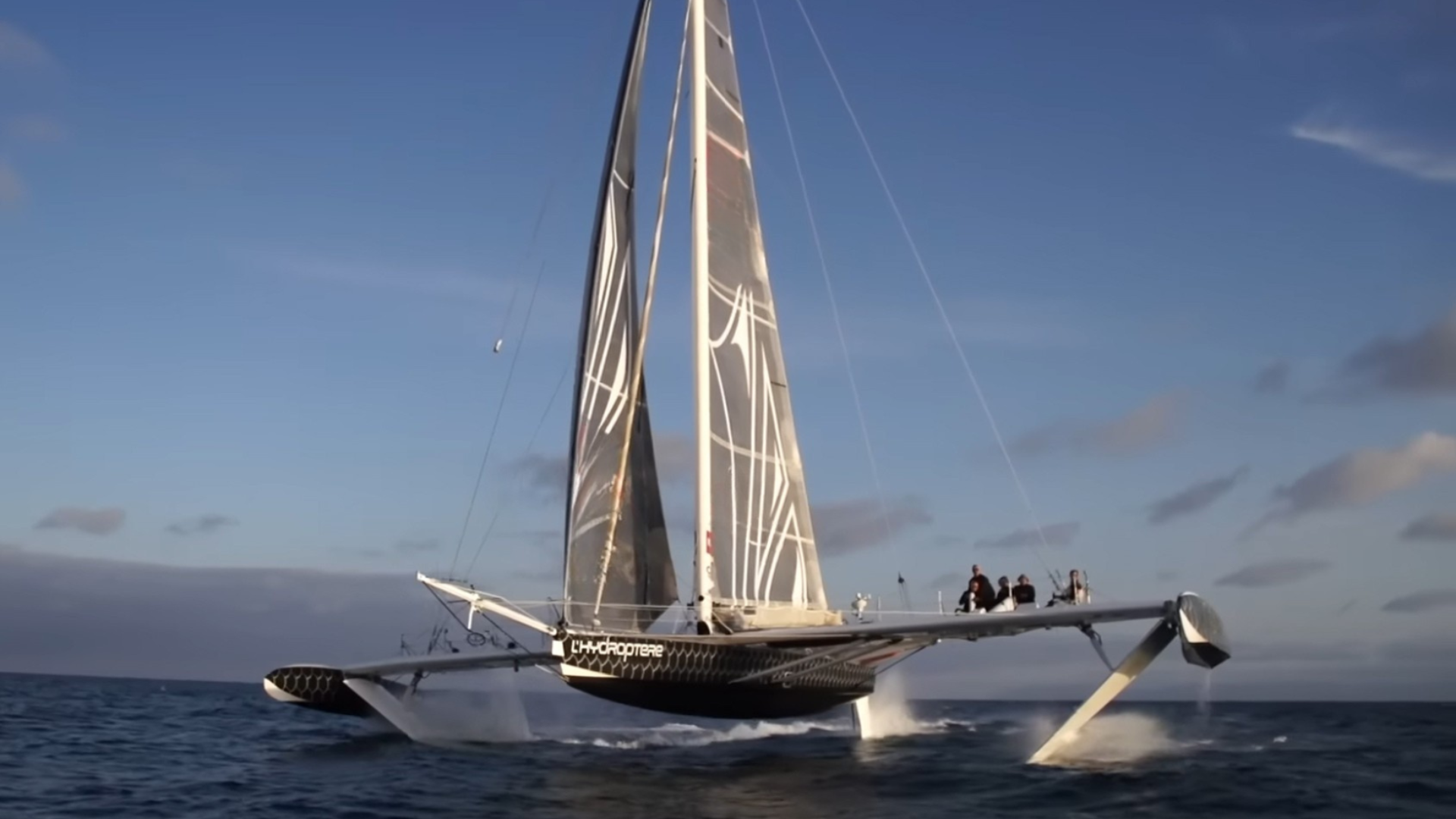 L'Hydroptère volant sur l'eau | Hydroptère flying on water